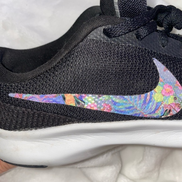 Woman’s 9.5 nike shoes - Picture 2 of 4